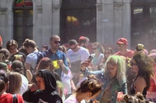 <p>Radosne i bardzo kolorowe święto Holi na Dworcu Świebodzkim</p>