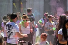 Radosne i bardzo kolorowe święto Holi na dworcu świebodzkim.