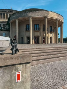 <p>Tajemnicze, małe, czerwone drzwiczki</p>