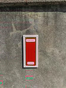 <p>Tajemnicze, małe, czerwone drzwiczki</p>