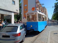 Zabytkowy tramwaj zderzył się dzisiaj (4 czerwca) z autem osobowym