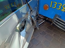 Zabytkowy tramwaj zderzył się dzisiaj (4 czerwca) z autem osobowym