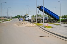 Od ronda na wysokości ul. Smardzowskiej ul. Asfaltowej brakuje jeszcze asfaltu. Na ul. Lutosławskiego do ul. Buforowej pozostały tylko prace wykończeniowe.