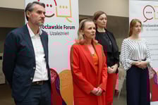 <p class="MsoNormal">Konferencja otwierająca II Wrocławskie Forum ds. Uzależnień. Od lewej:&nbsp;Bartłomiej Ciążyński, wiceprezydent Wrocławia; Joanna Nyczak, dyrektorka Wydziału Zdrowia i Spraw Społecznych UMW; Ewa Żmuda, dyrektorka Wrocławskiego Centrum Integracji; Magdalena Maciejewska z Fundacji Salida</p>