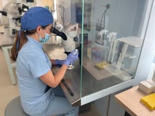 <p>Laborantka ogląda materiał przez mikroskop. Laboratorium w klinice Invimed</p>