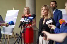 <p>Uczestnicy konferencji: Joanna Nyczak, dyrektorka Wydziału Zdrowia UMW, z tyłu dr n. med. Piotr Lepka z Dolnośląskiego Centrum Onkologii, Pulmonologii i Hematologii</p>