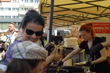 <p>Tłumy na Festiwalu Azjatyckim, Festiwalu Smak&oacute;w Świata i Festiwalu Piwa, Wina i Trunk&oacute;w Rzemieślniczych na placu Nowy Targ</p>