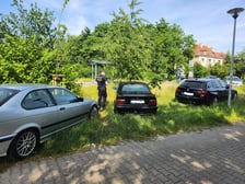 Źle zaparkowane samochody. Strażnik miejski zostawia informację o mandacie