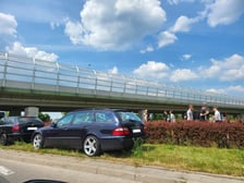 Źle zaparkowane samochody. Strażnik miejski zostawia informację o mandacie