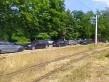 Źle zaparkowane samochody. Strażnik miejski zostawia informację o mandacie