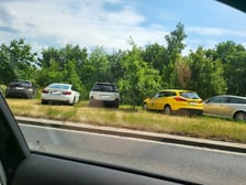 Źle zaparkowane samochody. Strażnik miejski zostawia informację o mandacie