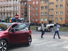 Mercedes dachował na Kazimierza Wielkiego