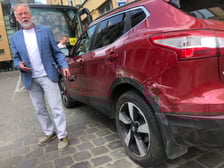 Mercedes dachował na Kazimierza Wielkiego