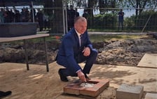 Uroczystość wmurowani aktu erekcyjnego pod budowę posterunku polcji w Domaniowie. Wójt Doamniowa Wojciech Głogulski