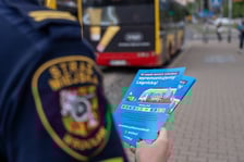 Strażnicy miejscy starali się dotrzeć z ulotkami przede wszystkim do pasażerów korzystających z komunikacji miejskiej w obrębie ulicy Legnickiej.