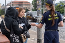 Strażnicy miejscy starali się dotrzeć z ulotkami przede wszystkim do pasażerów korzystających z komunikacji miejskiej w obrębie ulicy Legnickiej.