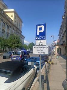 Nieprzepisowo zaparkowane auta na kopercie dla osób z niepełnosprawnością