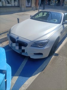 Nieprzepisowo zaparkowane auta na kopercie dla osób z niepełnosprawnością