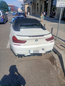 Nieprzepisowo zaparkowane auta na kopercie dla osób z niepełnosprawnością
