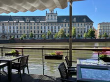 <p><strong>Restauracja Przystań &amp; Marina</strong></p>
<p>Wykwintna restauracja w centrum miasta z przepięknym widokiem na rzekę i Uniwersytet Wrocławski.</p>
<p>&ndash; Restauracja Przystań to wymarzone miejsce by wyznać sobie miłość, przeżyć chwile wzruszeń, natchnąć się romantyzmem i spokojem. To także idealny wyb&oacute;r dla zapracowanych, kt&oacute;rzy chcą zjeść smaczny lunch lub om&oacute;wić interesy z partnerem biznesowym &ndash; czytamy na stronie restauracji.</p>
<p>Menu zaspokoi nawet najbardziej wymagające gusta, a dodatkowo &ndash; codziennie szef kuchni serwuje niespodziankę w postaci menu dnia.</p>
<ul>
<li>Adres: ul. Księcia Witolda 2</li>
<li>Godziny otwarcia: poniedziałek-piątek od godz. 9:00 do 23:00; sobota od 10:00 do 23:00; niedziela od 11:00 do 23:00</li>
</ul>
<p><a href="https://przystan.wroc.pl/indeks/menu/" target="_blank" rel="noopener">Szczeg&oacute;ły oraz menu można zobaczyć na stronie restauracji.</a></p>