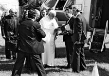 <p class="MsoNormal">Pożegnanie Jana Pawła II. Na zdjęciu wojewoda wrocławski Janusz Owczarek i przewodniczący Miejskiej Rady Narodowej prof. J&oacute;zef Kaleta. Z tyłu po lewej o. Roberto Tucci</p>