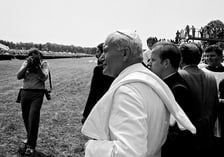 <p class="MsoNormal">Jan Paweł II przy torze wyścig&oacute;w konnych na Partynicach<span style="mso-spacerun: yes;">&nbsp; </span>w towarzystwie ks. Stanisława Dziwisza, swojego sekretarza</p>