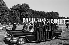 <p class="MsoNormal">Funkcjonariusze zabezpieczający papieską wizytę poruszali się sowiecką limuzyną GAZ-13 Czajka. Na zdjęciu funkcjonariusze BOR wraz z funkcjonariuszem Żandarmerii Watykańskiej</p>