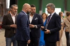 <p class="MsoNormal">Z przodu Jacek Sutryk, prezydent Wrocławia i Bartłomiej Świerczewski, dyrektor Departamentu Spraw Społecznych</p>
<p>&nbsp;</p>