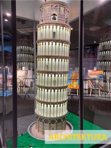 <p>Krzywa wieża w Pizie z klock&oacute;w Lego&nbsp;</p>