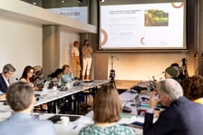 <p>Uczestnicy posiedzenia Europejskiej Koalicji Miast przeciwko Rasizmowi słuchają wystąpienia o wrocławskim projekcie</p>