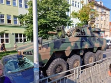 Zderzenie transportera opancerzonego typu Rosomak z autem osobowym
