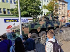 Zderzenie transportera opancerzonego typu Rosomak z autem osobowym