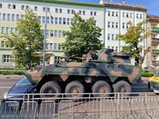 Zderzenie transportera opancerzonego typu Rosomak z autem osobowym
