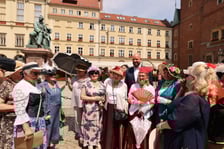 Wrocławscy seniorzy pod pomnikiem Fredry