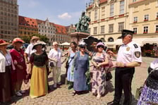 Wrocławscy seniorzy pod pomnikiem Fredry