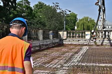 <p>Na odtworzenie stropu pawilonu perystylowego zużyto 70 m3 betonu. Żelbetowa konstrukcja ważąca około 200 ton jest unikatowa z inżynieryjnego punktu widzenia.</p>