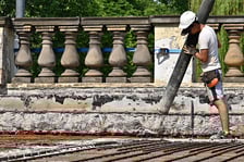 <p>Na odtworzenie stropu pawilonu perystylowego zużyto 70 m3 betonu. Żelbetowa konstrukcja ważąca około 200 ton jest unikatowa z inżynieryjnego punktu widzenia.</p>