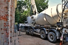 <p>Na odtworzenie stropu pawilonu perystylowego zużyto 70 m3 betonu. Żelbetowa konstrukcja ważąca około 200 ton jest unikatowa z inżynieryjnego punktu widzenia.</p>