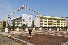 <p>Na odtworzenie stropu pawilonu perystylowego zużyto 70 m3 betonu. Żelbetowa konstrukcja ważąca około 200 ton jest unikatowa z inżynieryjnego punktu widzenia.</p>
