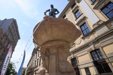 Odsłonięcie fontanny Szermierz po renowacji na pl. Uniwersyteckim we Wrocławiu