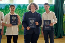 Uroczyste rozdanie dyplomów i statuetek dla klas ósmych w Sportowej Szkole Podstawowej nr 72 we Wrocławiu