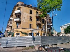 Kamienica w centrum, w którą trafiła rosyjska rakieta.