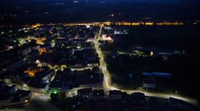 Żmigród nocą. Panorama miasta w świetle nowych lamp ulicznych