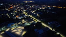 Żmigród nocą. Panorama miasta w świetle nowych lamp ulicznych