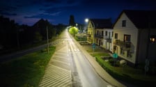 Żmigród nocą. Panorama miasta w świetle nowych lamp ulicznych