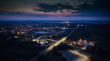 Żmigród nocą. Panorama miasta w świetle nowych lamp ulicznych