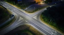 Żmigród nocą. Panorama miasta w świetle nowych lamp ulicznych