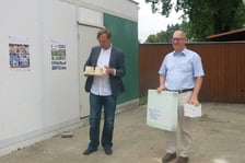 <p>Od lewej dr Jerzy Łątka i i prof. Arkadiusz W&oacute;js, rektor Politechniki Wrocławskiej, przed prototypem domu pomocowego na terenie Czasoprzestrzeni</p>