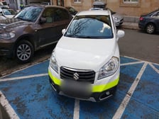 "Mistrzowie parkowania" z Wrocławia. Na zdjęciu widać auta zaparkowane na ulicach Wrocławia w nieprawidłowy sposób, w miejscach niedozwolonych