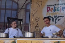 <p>Julka Cymbaluk, triumfatorka Masterchef Junior z 2017 roku i Kuba Tomaszczyk, zwycięzca aktualnej edycji MasterChefa gotują na scenie</p>